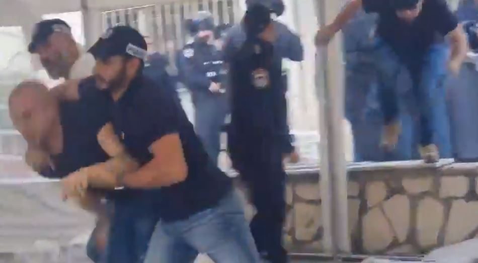 حتى خيمة العزاء لم تسلم! قوات إسرائيلية تعتدي على عائلة أسير فلسطيني قتل في سجون الاحتلال (فيديو)