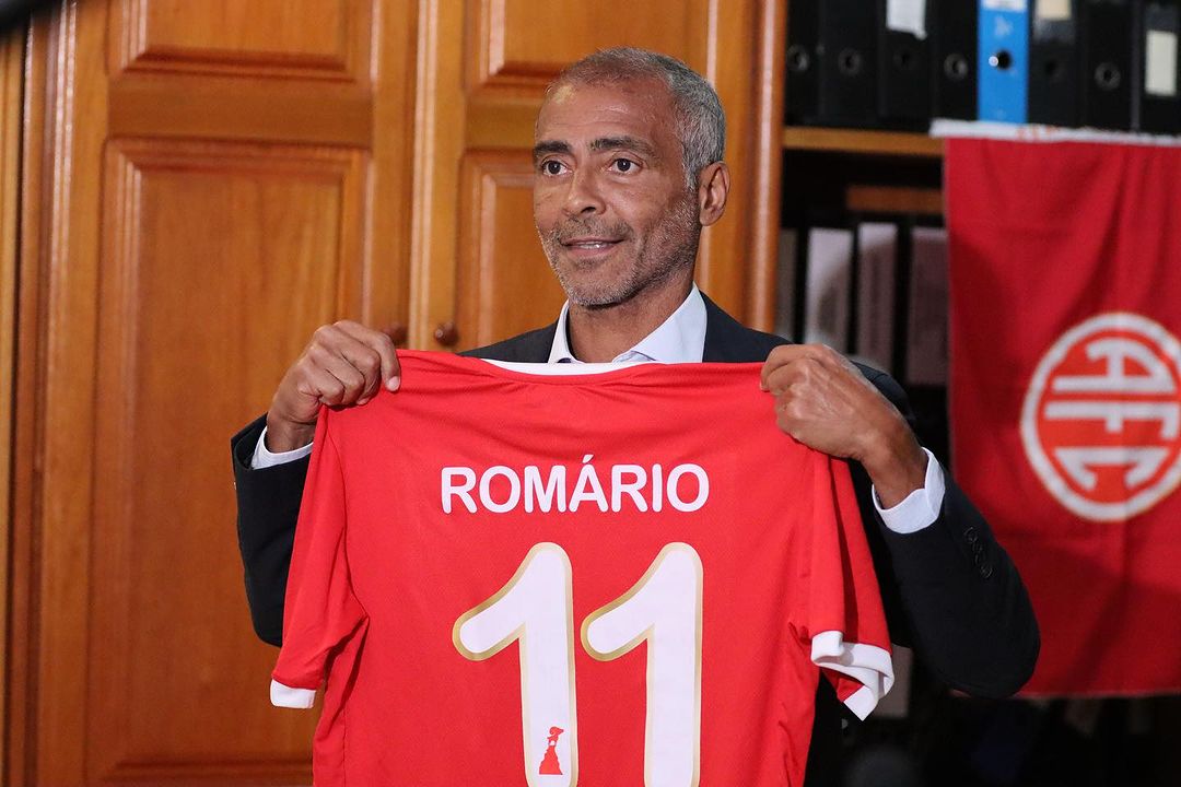اعتزل منذ 15 سنة! النجم البرازيلي “روماريو” يقرر العودة للملاعب وعمره 58 عاماً