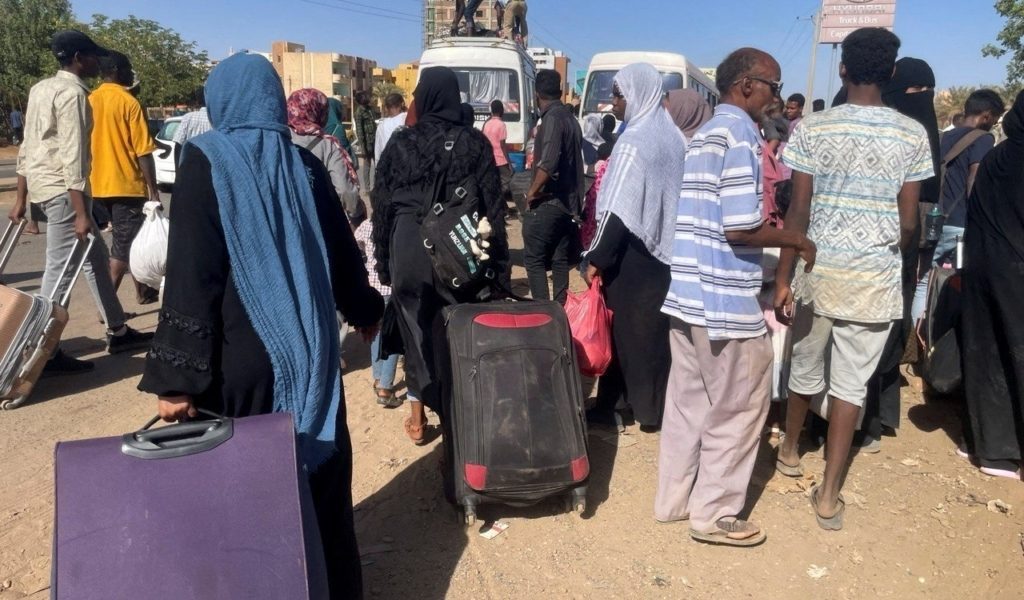 “تجار البشر بالسودان يستهدفون أوروبا”.. مسؤول أممي يحذر من أكبر أزمة لاجئين مع دخول الحرب عامها الثاني