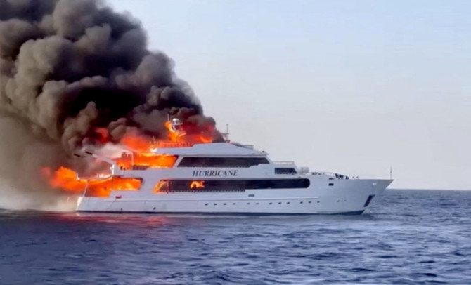 أشخاص يقفزون في البحر هرباً من النيران.. فيديو لحريق عبّارة مشتعلة في تايلاند، وهذا مصير الركاب