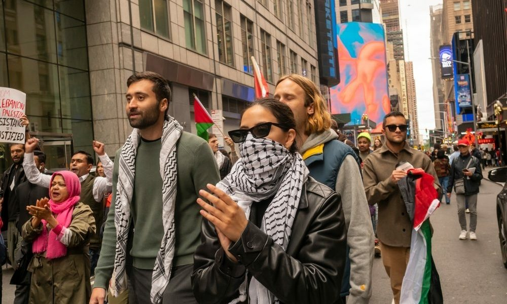 غزة تغيّر العالم! - أأهمية حملات مقاطعة إسرائيل.. من المحاصرة الدبلوماسية والأكاديمية إلى الحرمان الرياضي نعوم تشومسكي وفلسطين الكوفية الفلسطينية: كيف تحولت رمزاً للنضال العالمي ضد الاستعمار؟