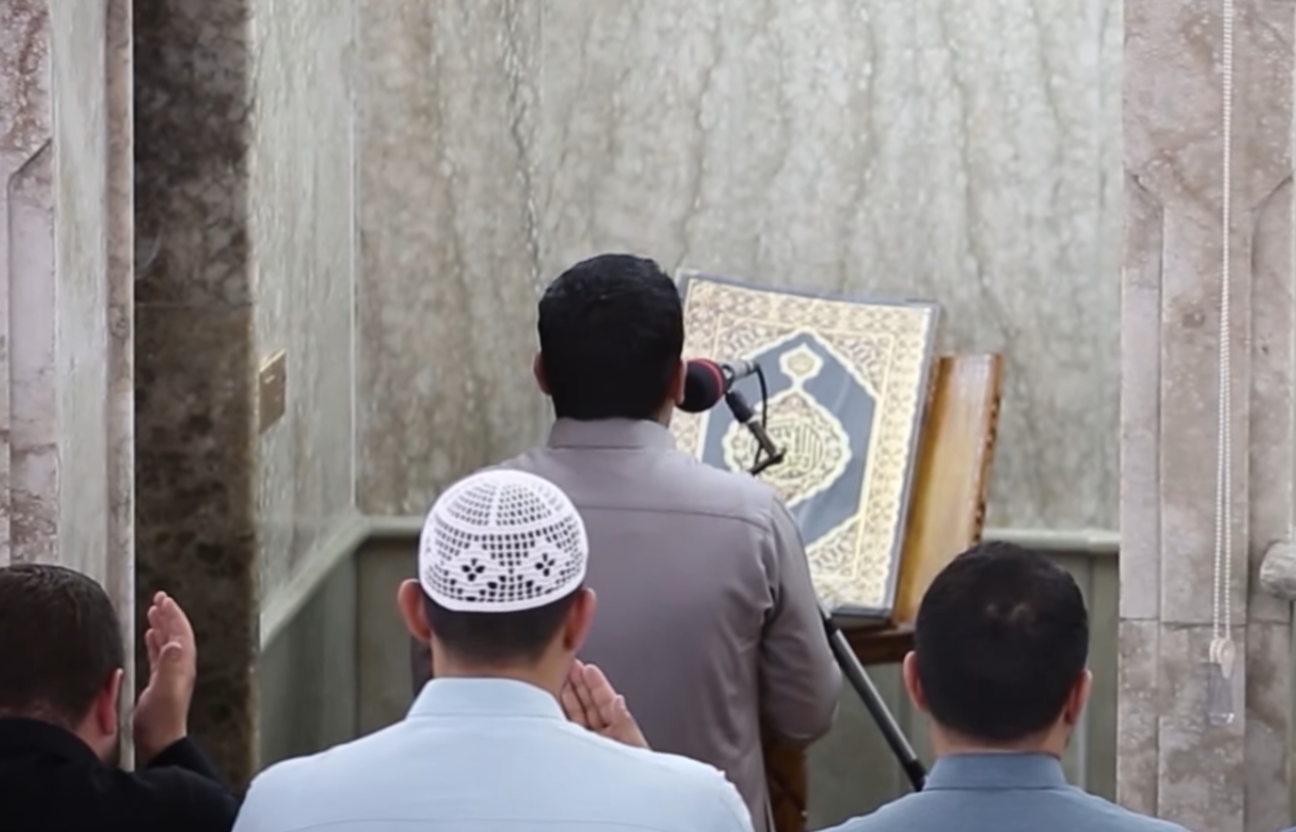 تم الدعاء لغزة في ليلة القدر بمسجد الحق في الموصل بالعراق - مواقع التواصل
