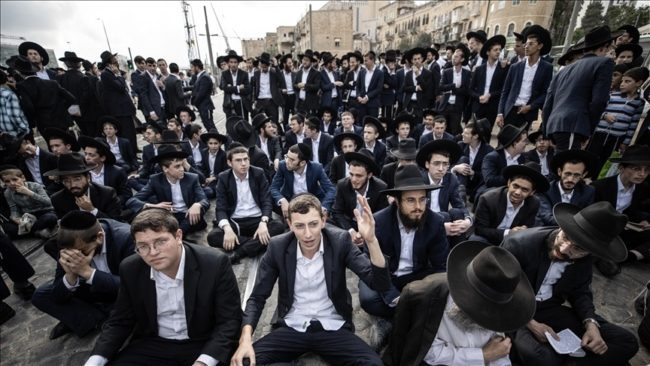 المتدينون اليهود يرفضون التسويات.. تظاهروا ضد التجنيد واشتباكات مع شرطة الاحتلال (فيديو) 