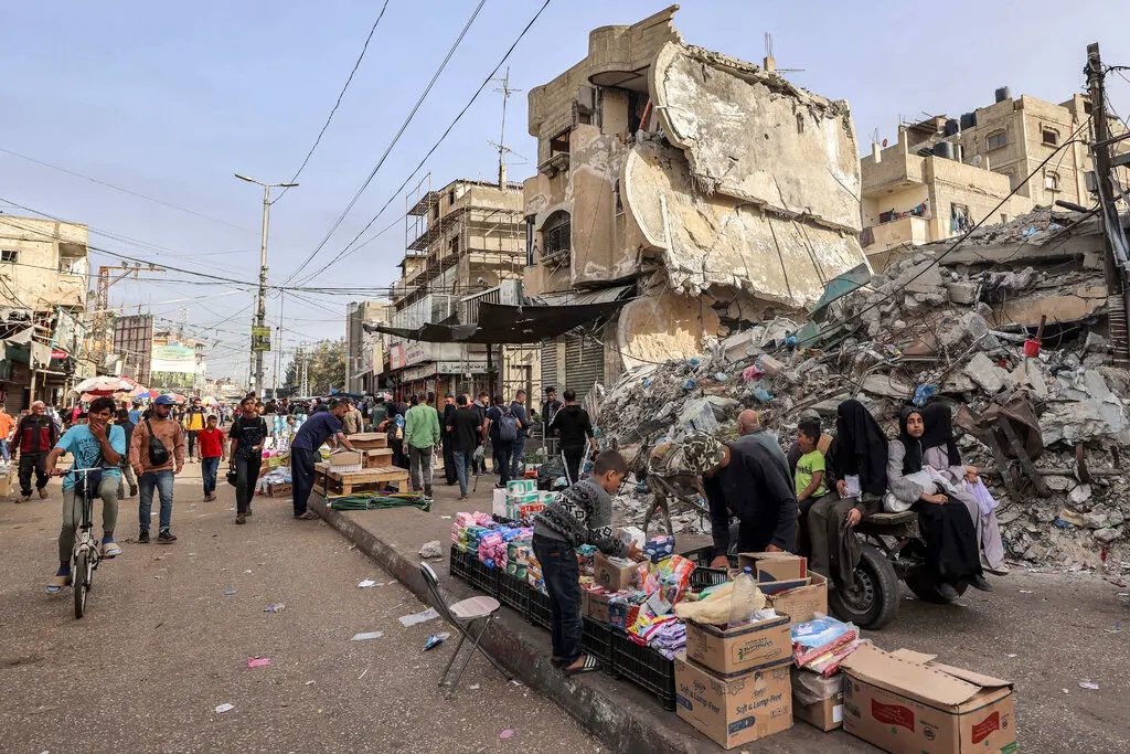 نشأ في قطاع غزة اقتصاد الحرب، وتحولت شوارع القطاع المدمرة إلى سوق للبقاء يركز على الأساسيات: الغذاء والمأوى والمال/ Getty