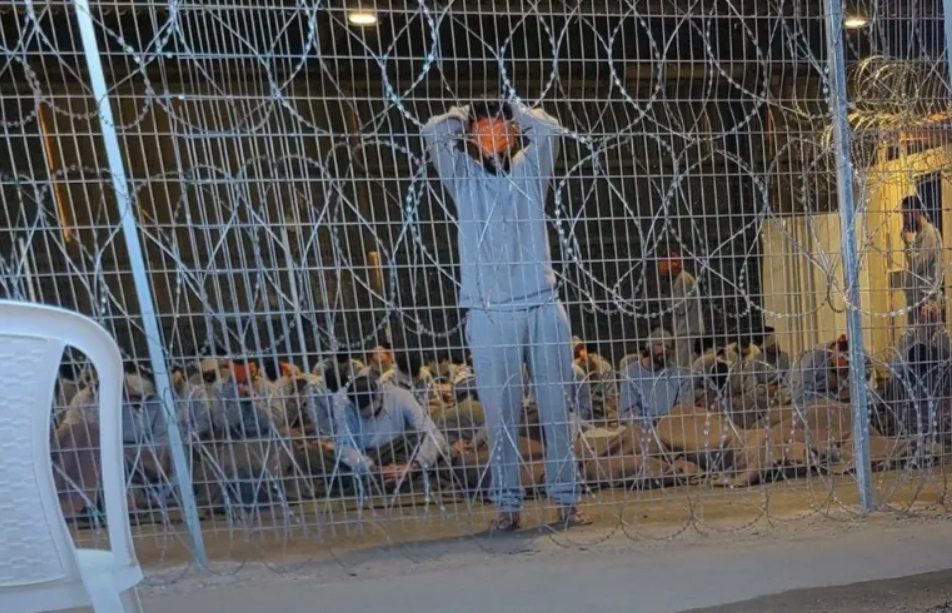 مقيدون ومعصوبو الأعين! “سي إن إن”: هكذا يتعرض معتقلون فلسطينيون للتعذيب في مركز اعتقال بالنقب