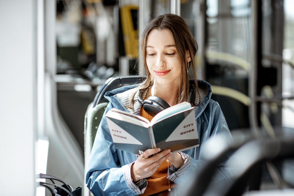 فتاة تقرأ كتاب في المواصلات