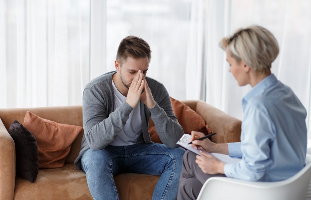 مريض يتلقّى العلاج من التوتر