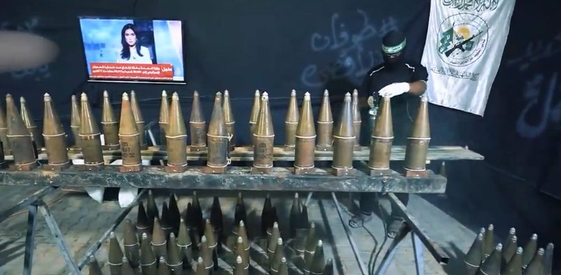 “إعدادُنا مُستمر”.. القسام تنشر فيديو يوثق تصنيعها “عبوة العمل الفدائي” أثناء الحرب مع الاحتلال