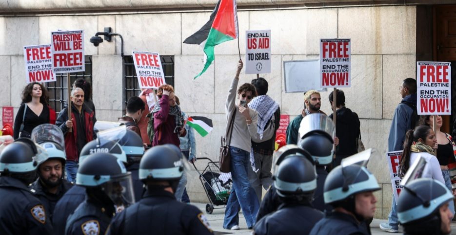 مؤيدون لفلسطين يقتحمون بهو القنصلية الإسرائيلية في سان فرانسيسكو.. هتفوا ضد الإبادة بغزة والشرطة تعتقل بعضهم