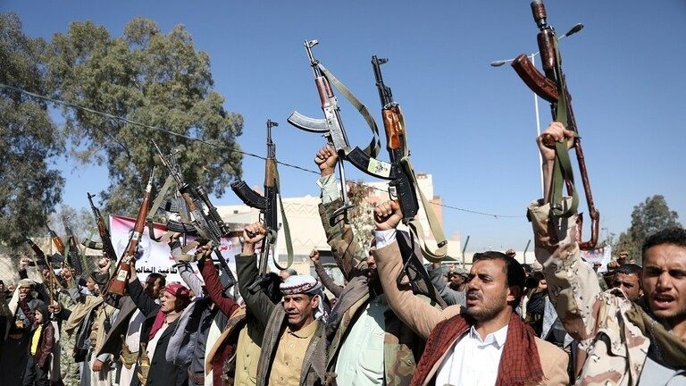 واشنطن تفرض عقوبات على أشخاص وكيانات تمويل أسلحة الحوثيين.. وغارات أمريكية بريطانية تستهدف مطار الحديدة