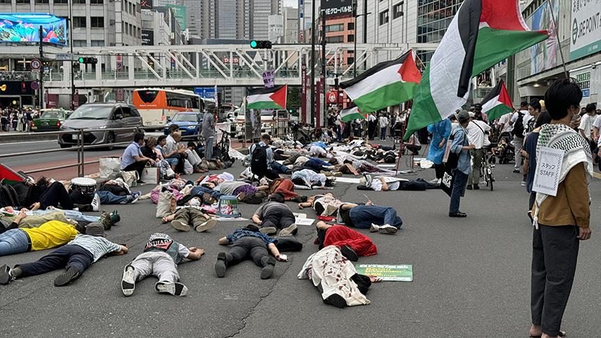 استلقوا بالشارع مرتدين ملابس ملطخة بالدماء.. متظاهرون في اليابان يجسدون مشهد ضحايا غزة بالمستشفيات