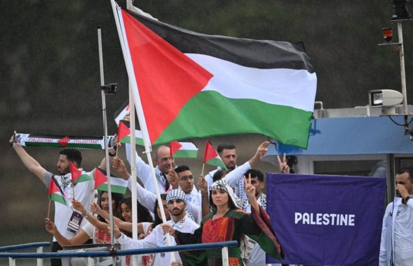 بالكوفية وعلامة النصر.. بعثة فلسطين تشارك في افتتاح أولمبياد باريس، وصيحات استهجان ضد وفد الاحتلال 