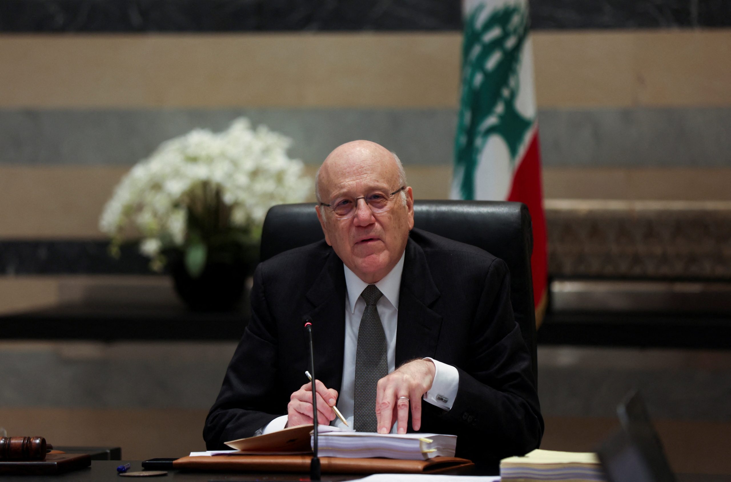 ميقاتي يؤكد أن بلاده لن تتردد عن الدفاع عن أرضها بكل الوسائل الشرعية.. ومزيد من الشركات تلغي رحلاتها إلى بيروت