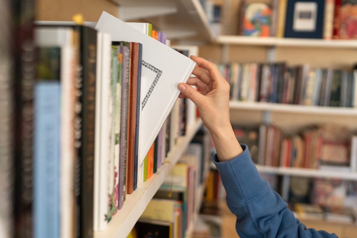 النقد الأدبي والمجتمع : قراءة في كتاب “الرواية الخليجية: بحوث في الأنساق الثقافية”