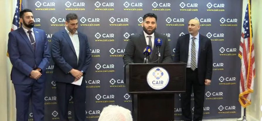 “كير” تتهم السلطات الفيدرالية بالتمييز ضد المسلمين الأمريكيين في المطارات.. رفعت دعوى ضد “إف بي آي”