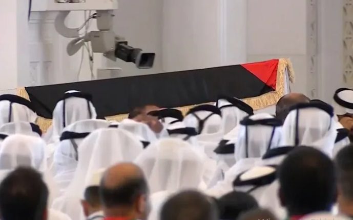 لفتة من أمير قطر، ومكان الدفن، وتعليق التلفزيون الحكومي.. مشاهد من جنازة هنية في الدوحة