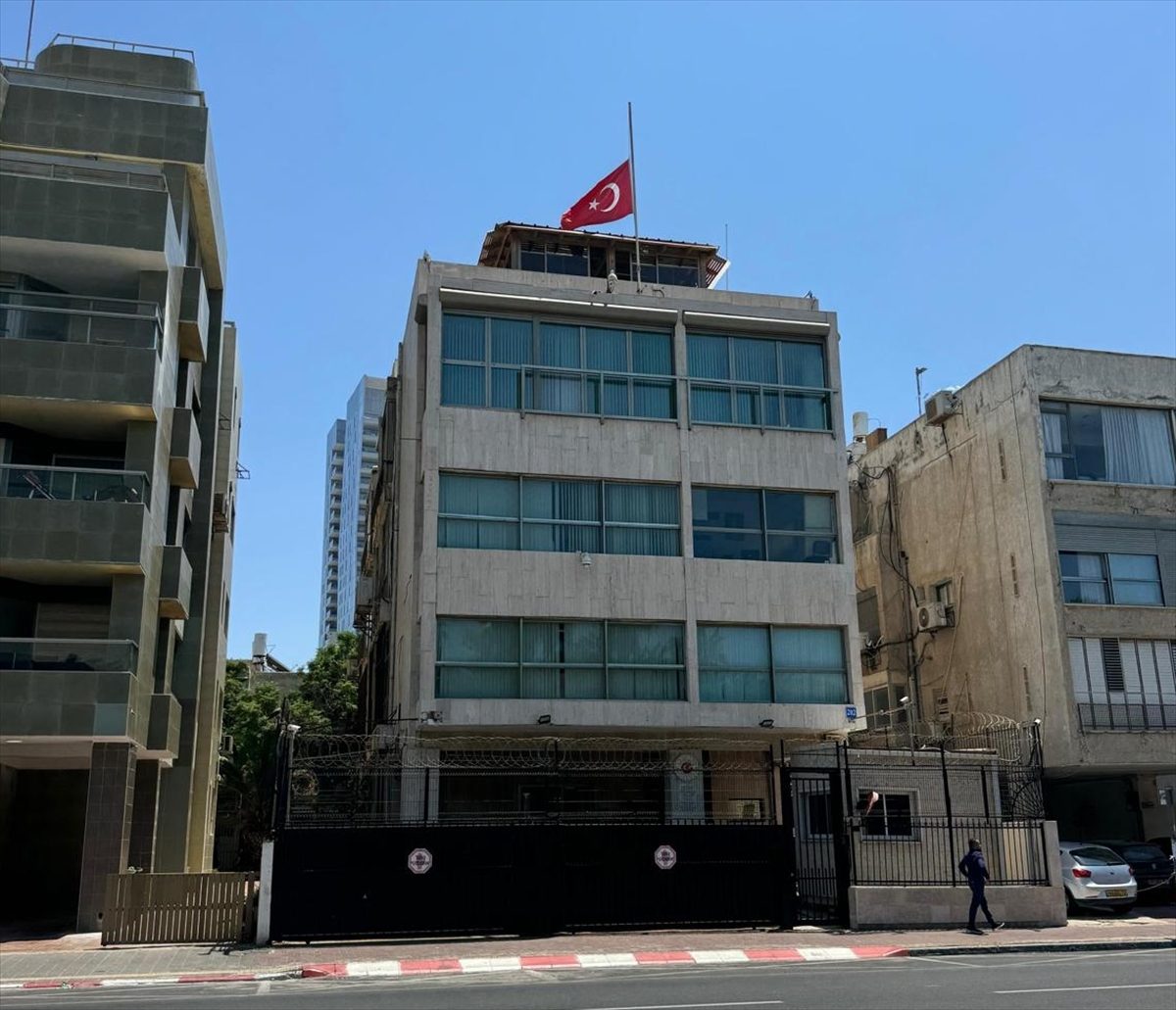 سفارة تركيا بتل أبيب تُنكّس العلم حداداً على اغتيال هنية.. والاحتلال غاضب ويستدعي نائب السفير 