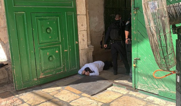 مستوطن يؤدي طقس السجود الملحمي في المسجد الأقصى