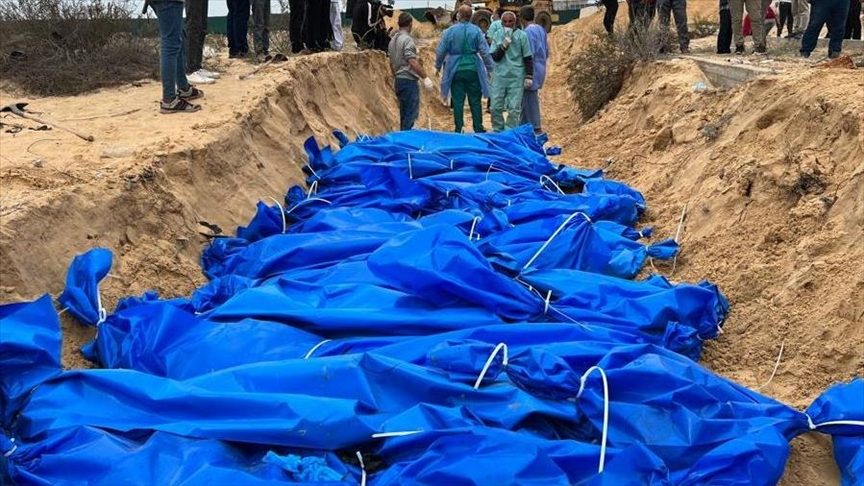 جثث متحللة بالكامل.. الاحتلال يسلم عشرات جثامين الشهداء مجهولة الهوية، وحماس: انتهاكات بشعة