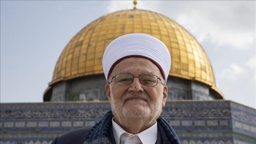 بعد نعيه لـ هنية.. الاحتلال يداهم منزل خطيب “الأقصى” الشيخ عكرمة صبري في القدس الشرقية ويعتقله