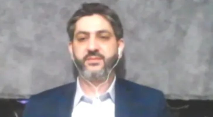 صرخ وقفز من مكانه.. إصابة إعلامي لبناني خلال بث مباشر إثر غارة إسرائيلية بمنطقة البقاع (فيديو)