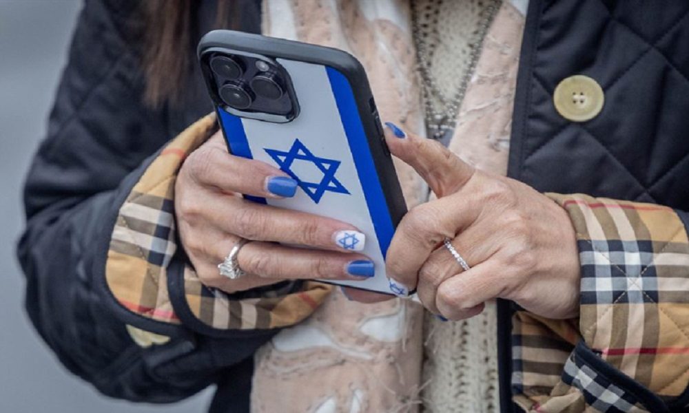 رسائل نصية “ترعب” الإسرائيليين.. دعتهم إلى البحث عن مناطق محمية وجيش الاحتلال: لم نرسلها