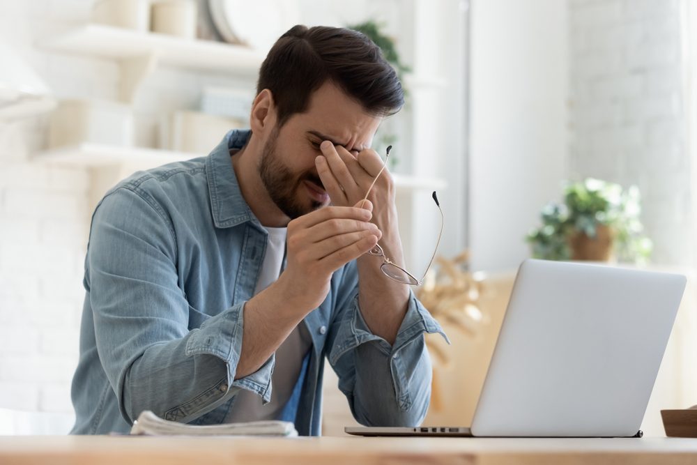 شخص يشعر بالتوتر في العمل- المصدر: shutterstock