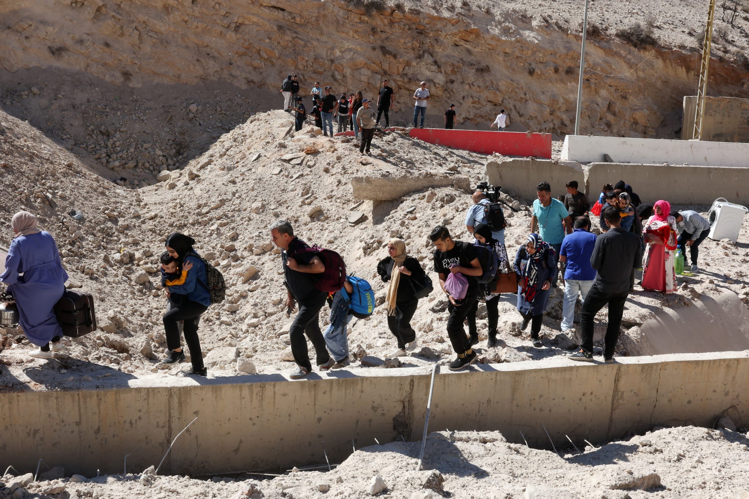 شريان الحياة لبيروت ودمشق.. ما هو معبر المصنع الحدودي الذي استهدفته الطائرات الإسرائيلية؟