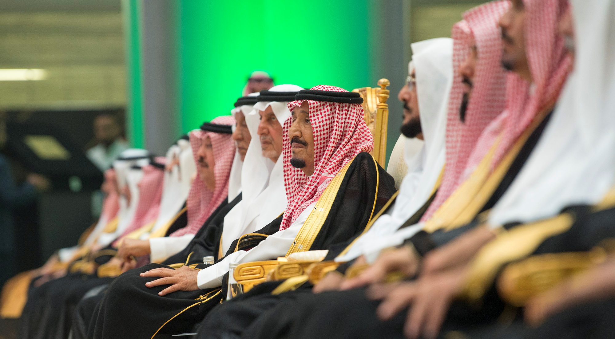 العائلة المالكة تبحث عن مخرج